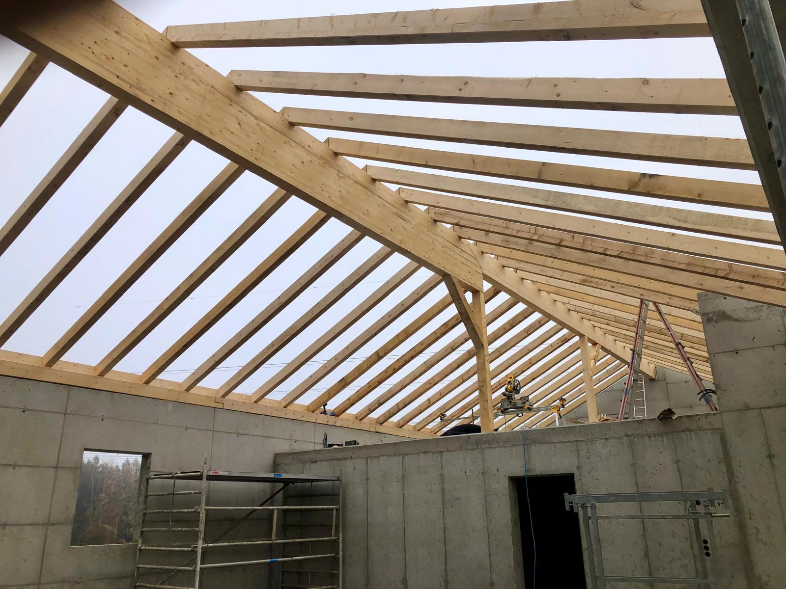 Holzbauprojekt 02 – Dachstuhl mit Sparren und Dachbalken im Rohbau