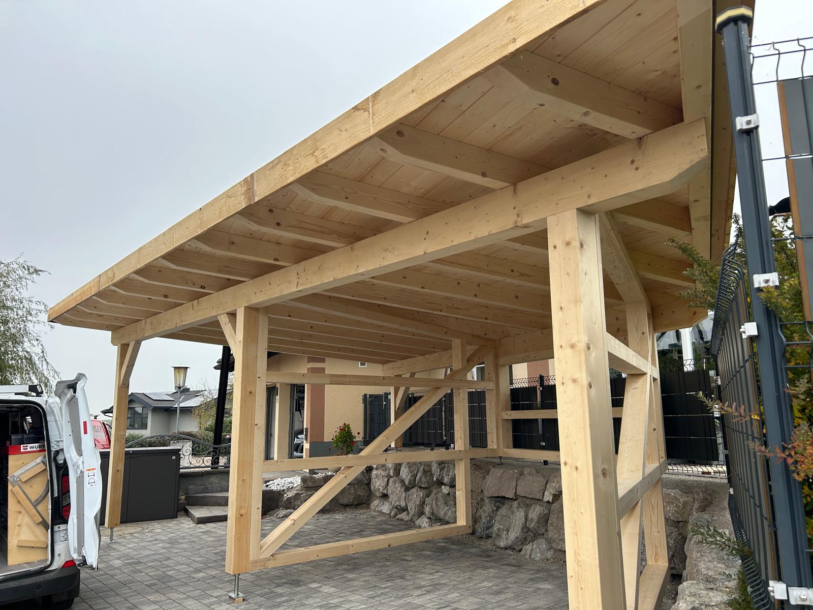 Holzbauprojekt 03 – Carport aus massiven Holzbalken mit offener Dachkonstruktion