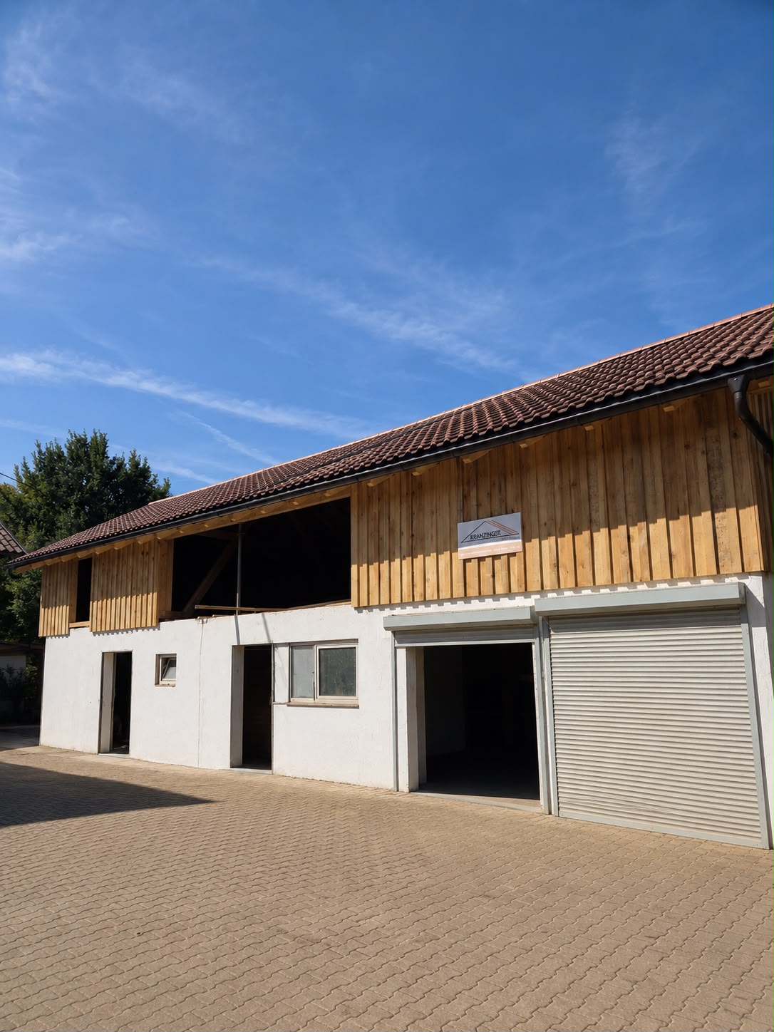 Gebäude mit neuer Holzschalung nach der Sanierung