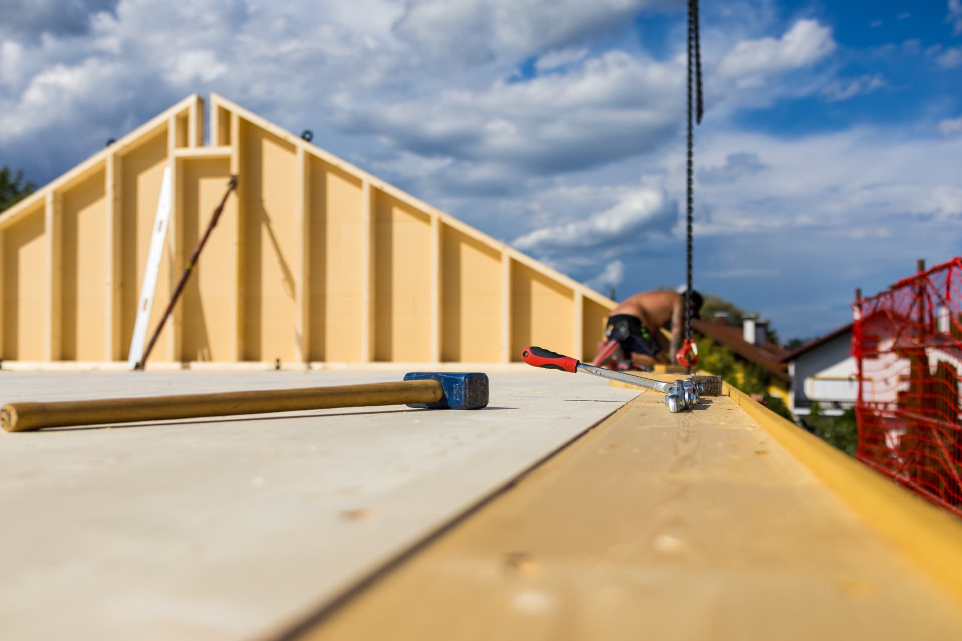 Werkzeuge auf einer Holzdecke während der Montage