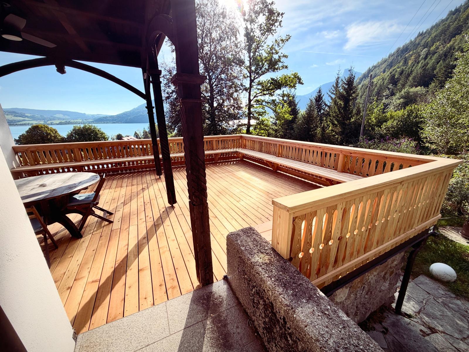 Neue Holzterrasse mit geschnitztem Geländer und Rundblick