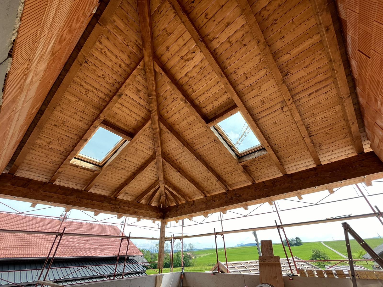 Verbaute Holzdachkonstruktion mit Dachfenstern im Innenausbau